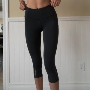 LULULEMON grey capri leggings!